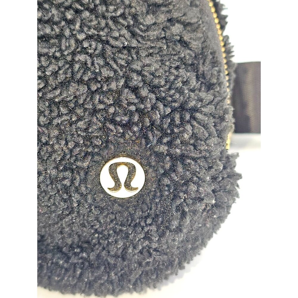 Lululemon Women's Black Sherpa Fleece Belt Bag Crossbody Waist Pack   3040 - Picture 10 of 15